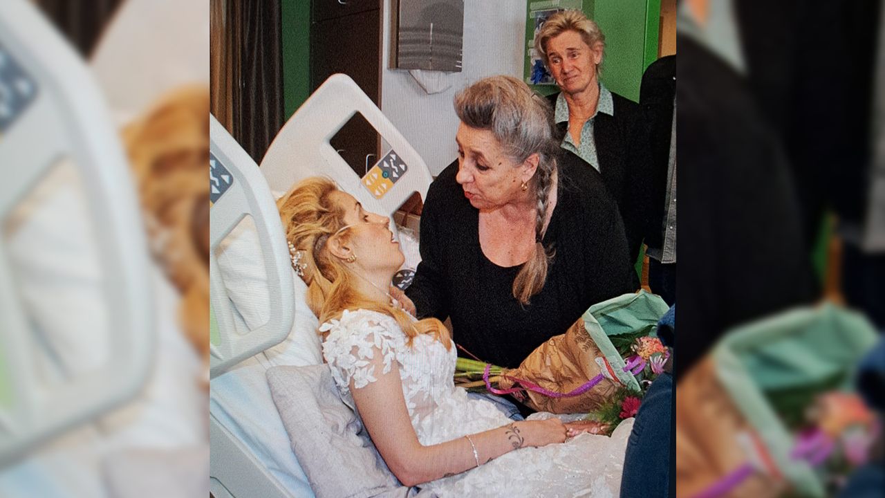 Lindy en haar moeder Marianne op de bruiloft in het ziekenhuis (privéarchief).