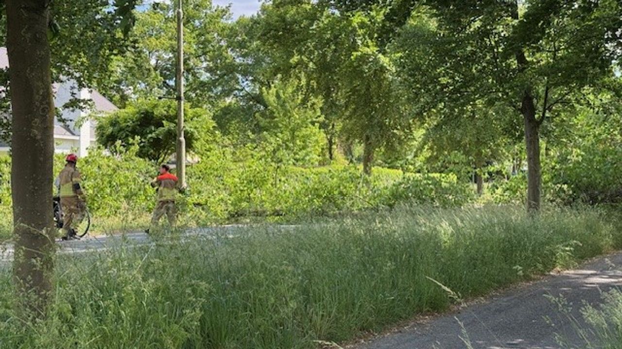Brandweerlieden lieten fietsers weten dat het rijwielpad was versperd (foto: Gabriël Karreman).