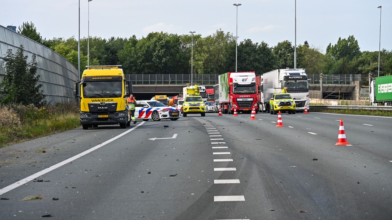 Verkeer stilgelegd op de plek van het ongeval (foto: Tom van der Put / Persbureau Heitink).