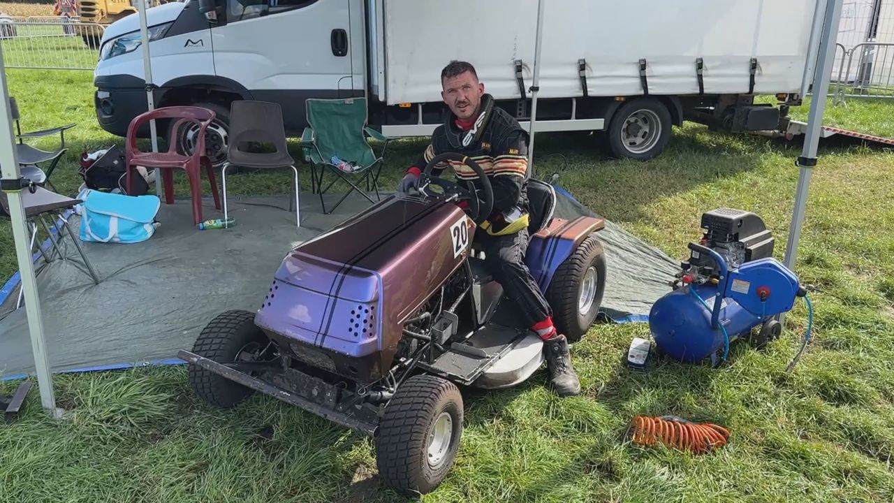 De grasmaaiers kunnen een snelheid van tweehonderd kilometer per uur aantikken (foto: Omroep Brabant).