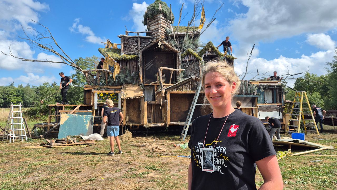 Karin Wanders tijdens de sloop van de winnende wagen (foto: Collin Beijk).
