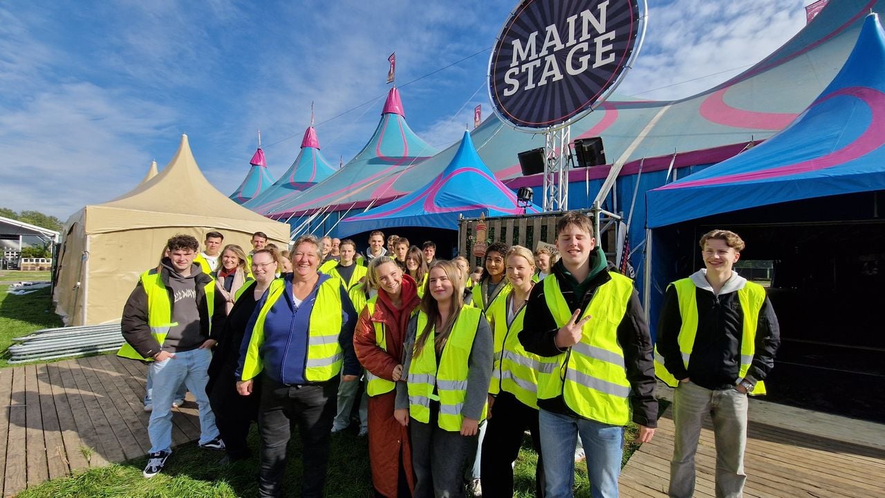 Angelique met een groep leerlingen (foto: Tom Berkers).