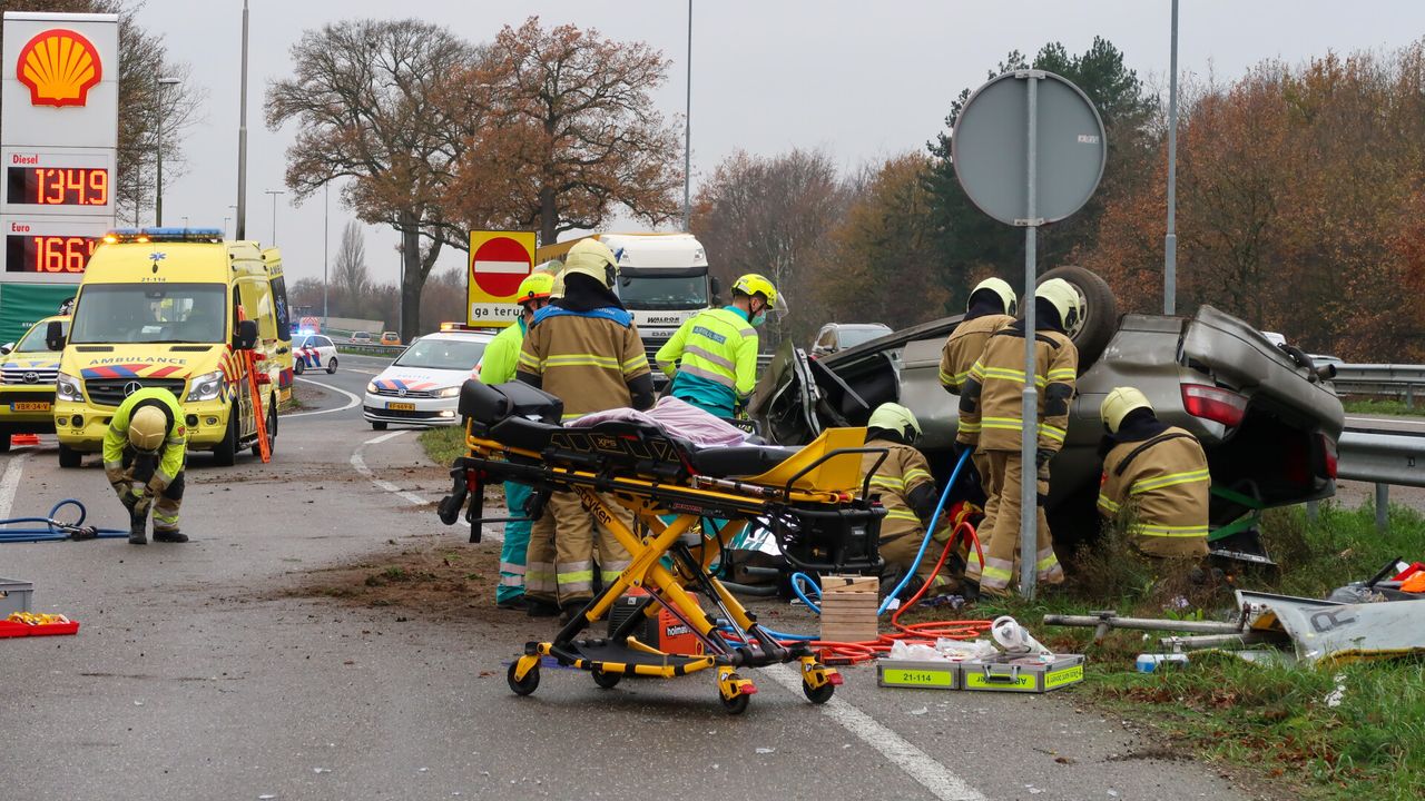 Het slachtoffer wordt uit de auto gehaald (foto: Gabor Heeres /SQ Vision Mediaprodukties). 