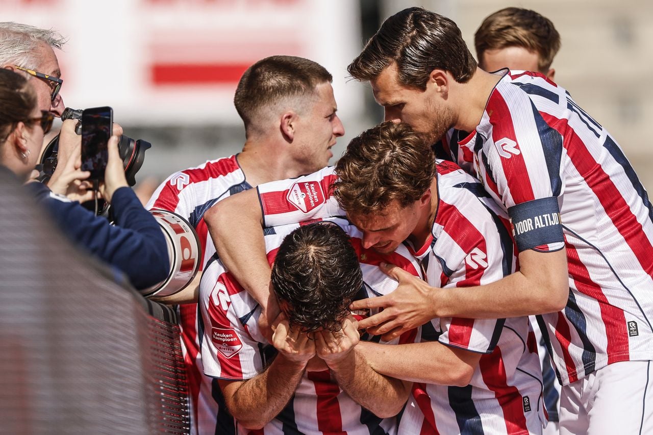 El Allouchi was zijn emoties niet meer de baas na zijn goal (foto: ANP)