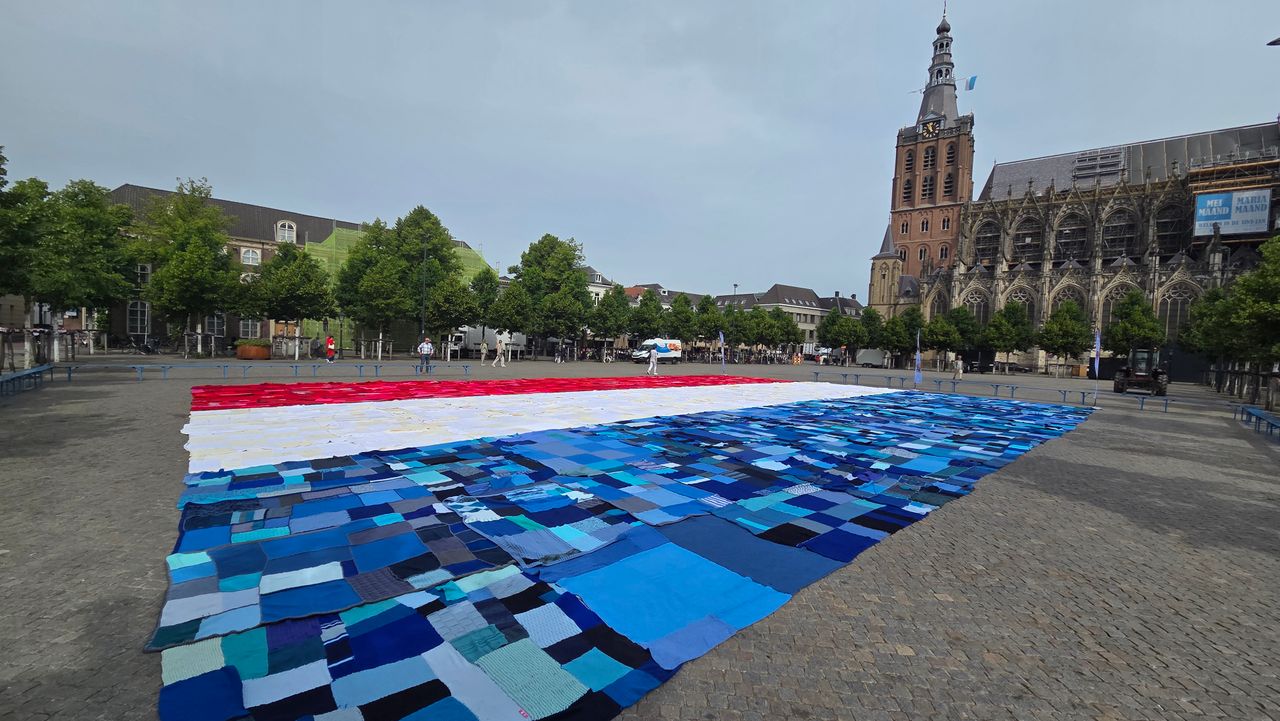 4500 stukjes unieke stof vormen samen de Nederlandse vlag (foto: Noël van Hooft).