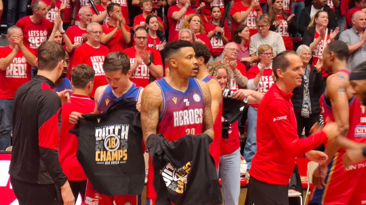 De Bossche spelers trekken hun speciale kampioensshirts aan (foto: Leon Voskamp).