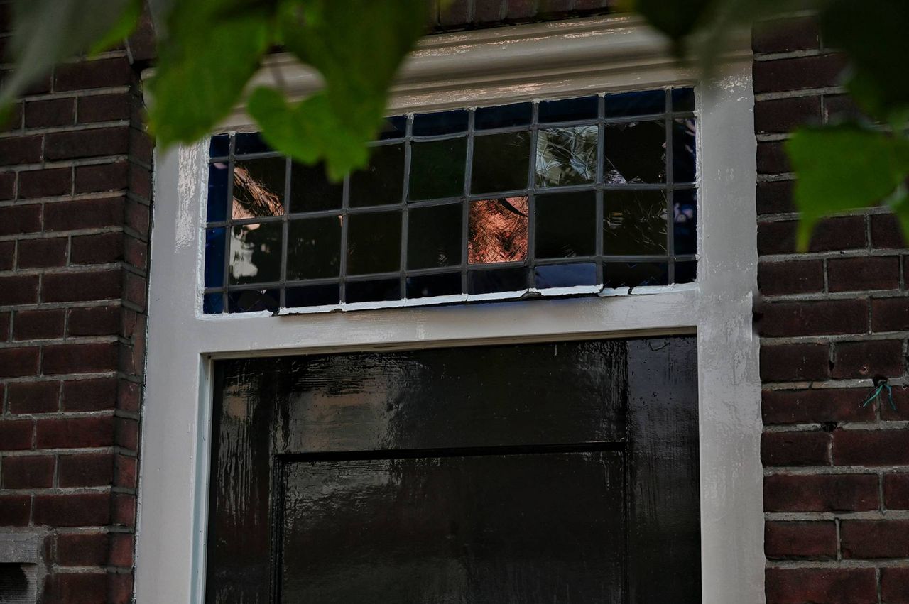 Het glas-in-lood raam is beschadigd door de klap (foto: Persbureau Heitink).