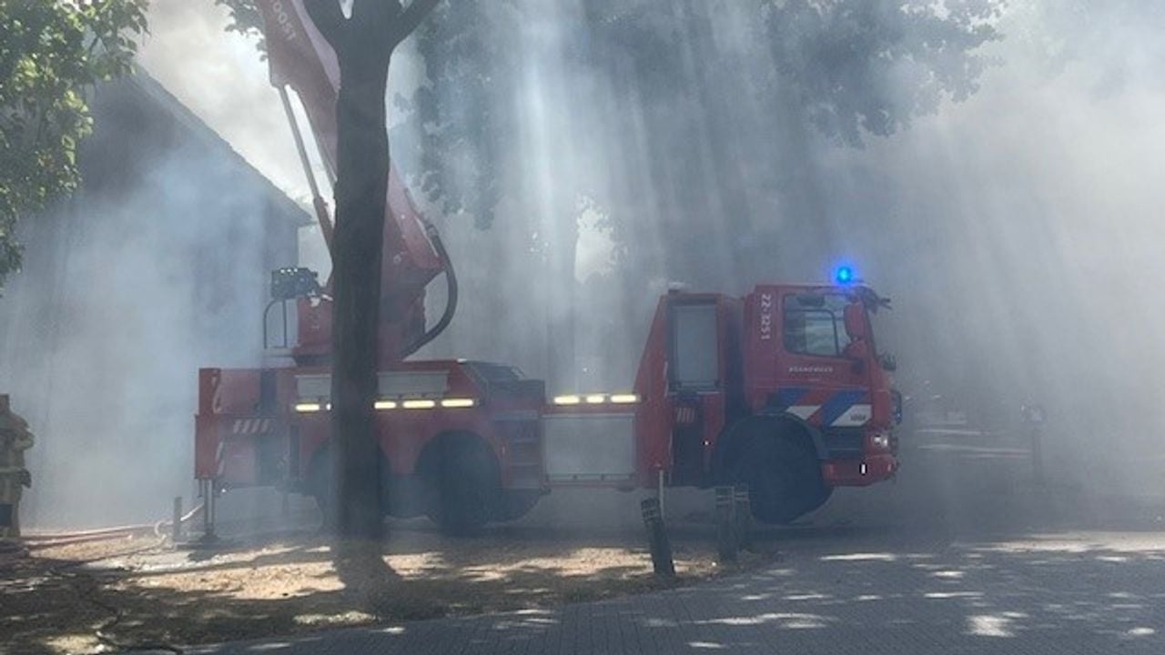 De brandweer is druk in de weer (foto: Dave van Hattem).