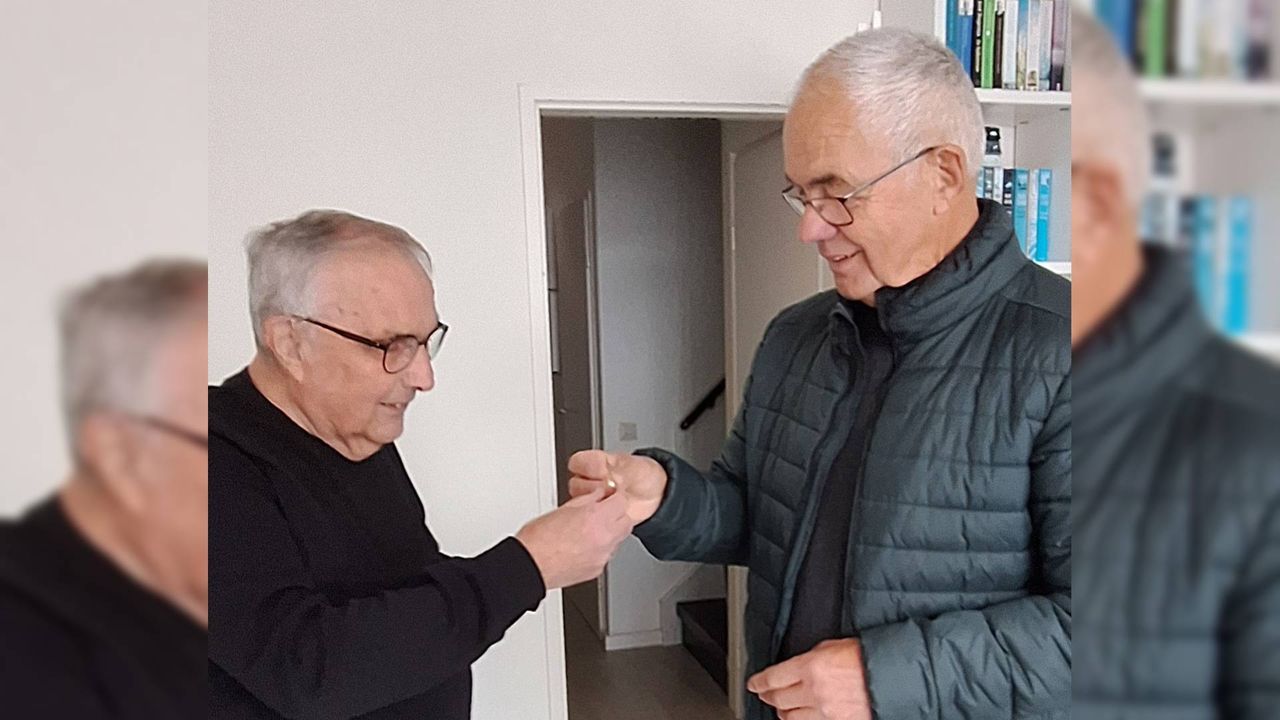 Marius krijgt de ring van Theo (foto: Theo Basten). 