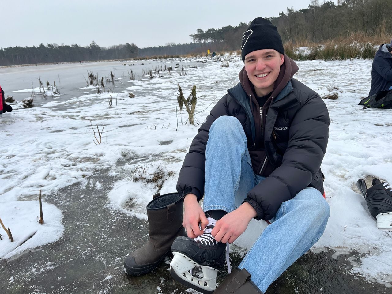 Raf heeft zijn schaatsen net nog geslepen (foto: Omroep Brabant).