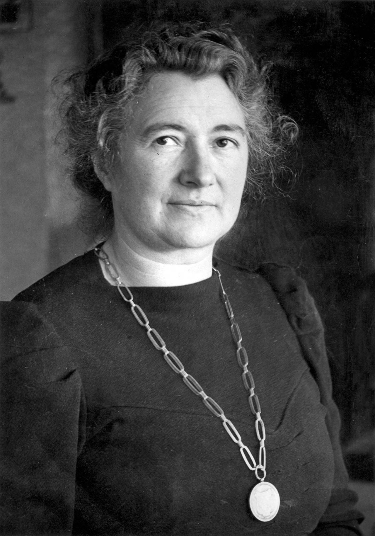 Truus Smulders wordt in 1946 de eerste vrouwelijke burgemeester van Nederland (foto: Henk Blansjaar / Spaarnestad / Nationaal Archief).