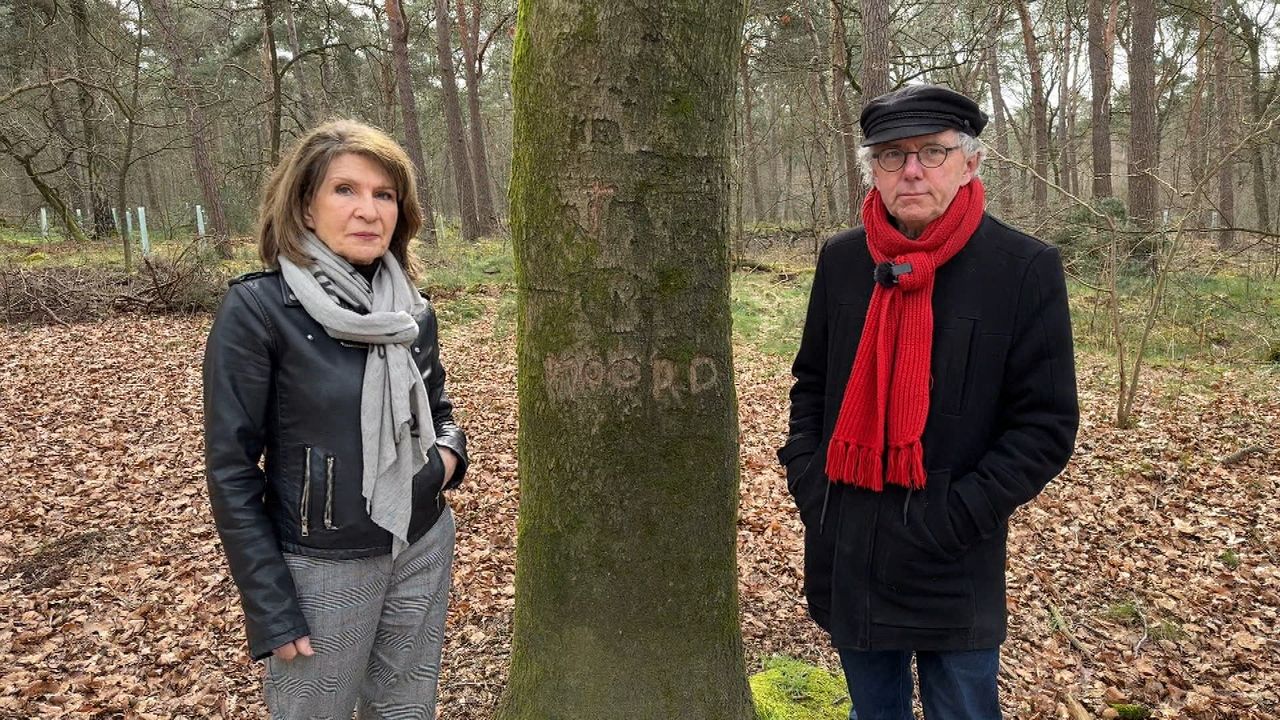 Marya Hüsstege en Ad van den Oord bij de moordboom (foto: Omroep Brabant).
