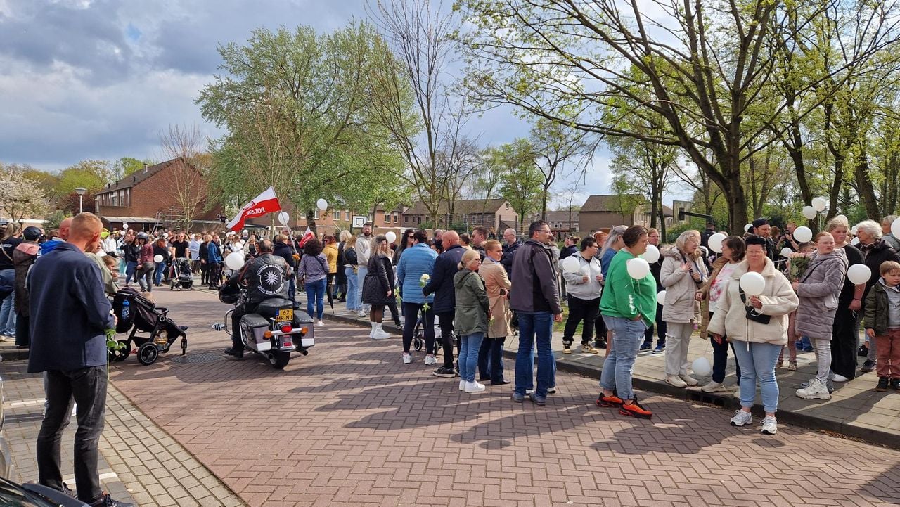 Bij de stille tocht in Helmond voor Nina (14) zijn honderden mensen aanwezig (foto: Omroep Brabant)