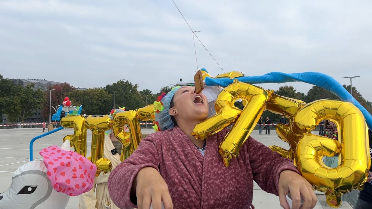 Koekhappen tijdens de beddenrace van het Amphia (foto: Ronald Sträter).