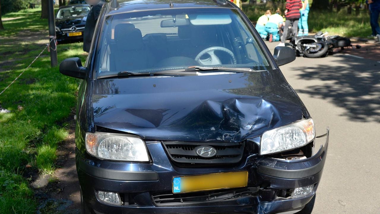 De auto raakte flink beschadigd. (Foto: Perry Roovers / SQ Vision)