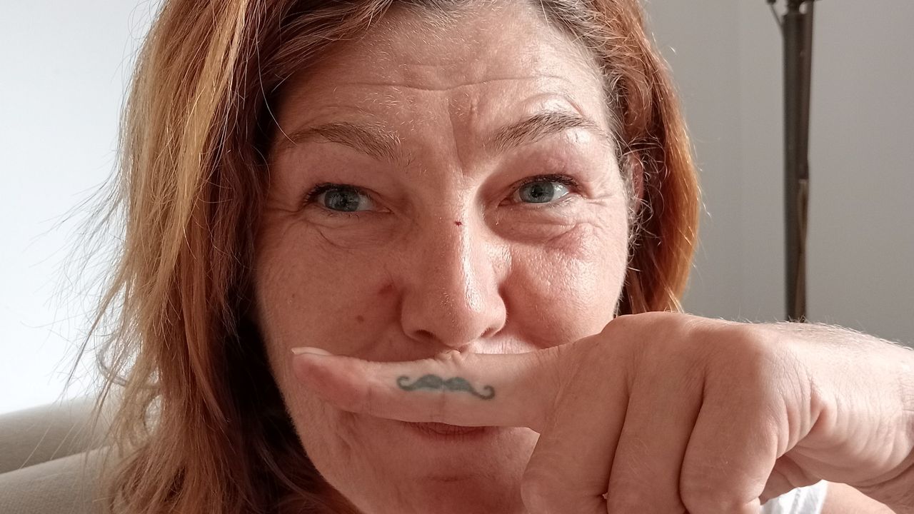 Het snorretje is het resultaat van een weddenschap met haar broer (foto: Olga van den Berg).