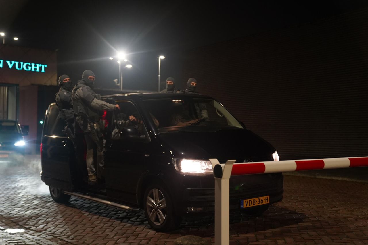 De speciale eenheden van de politie verlaten de PI in Vught nadat de gijzeling is beëindigd (foto: ANP).