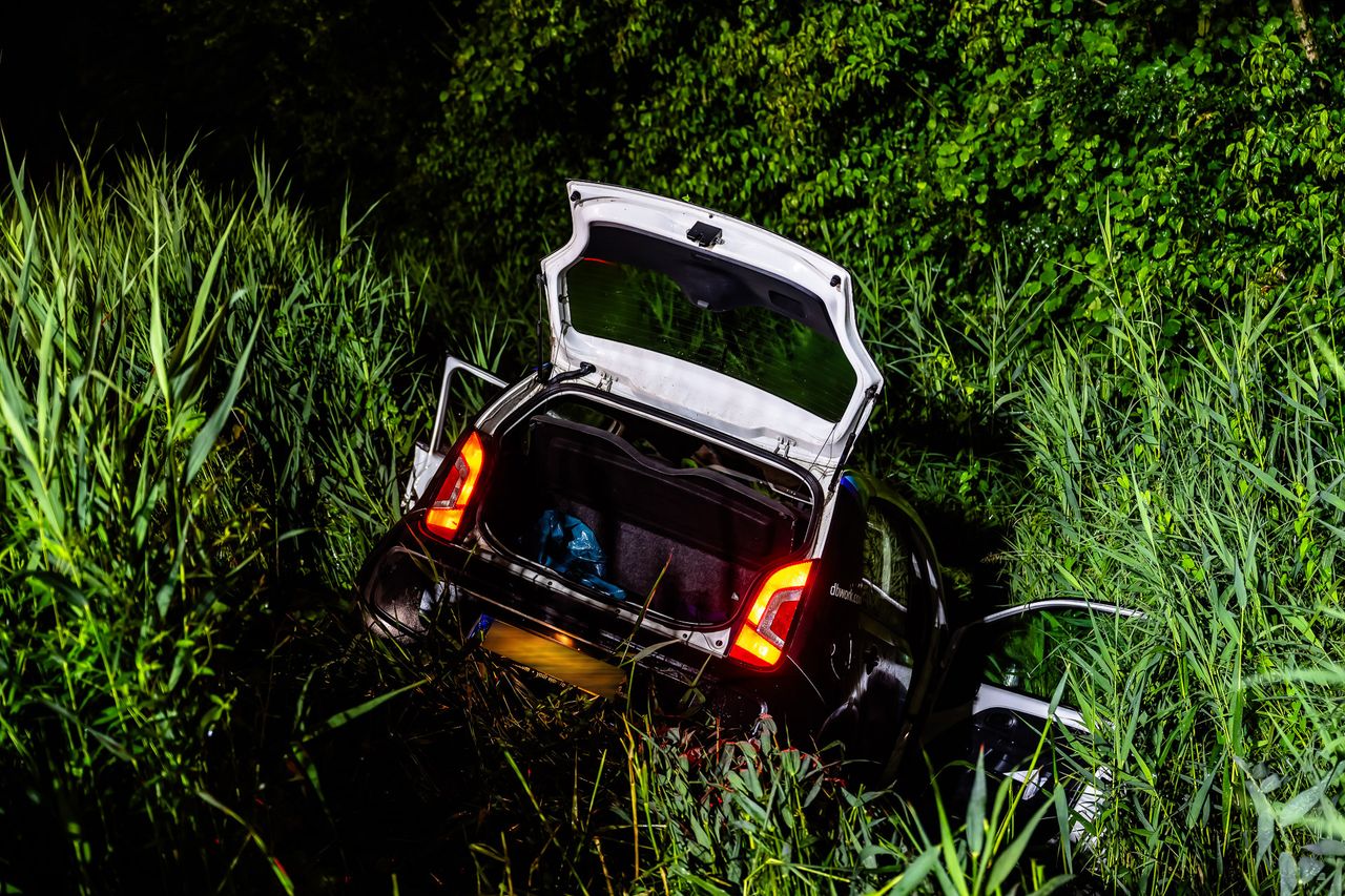 De auto belandde in de sloot naast de Turnhoutsebaan bij Goirle (foto: Jack Brekelmans/SQ Vision).