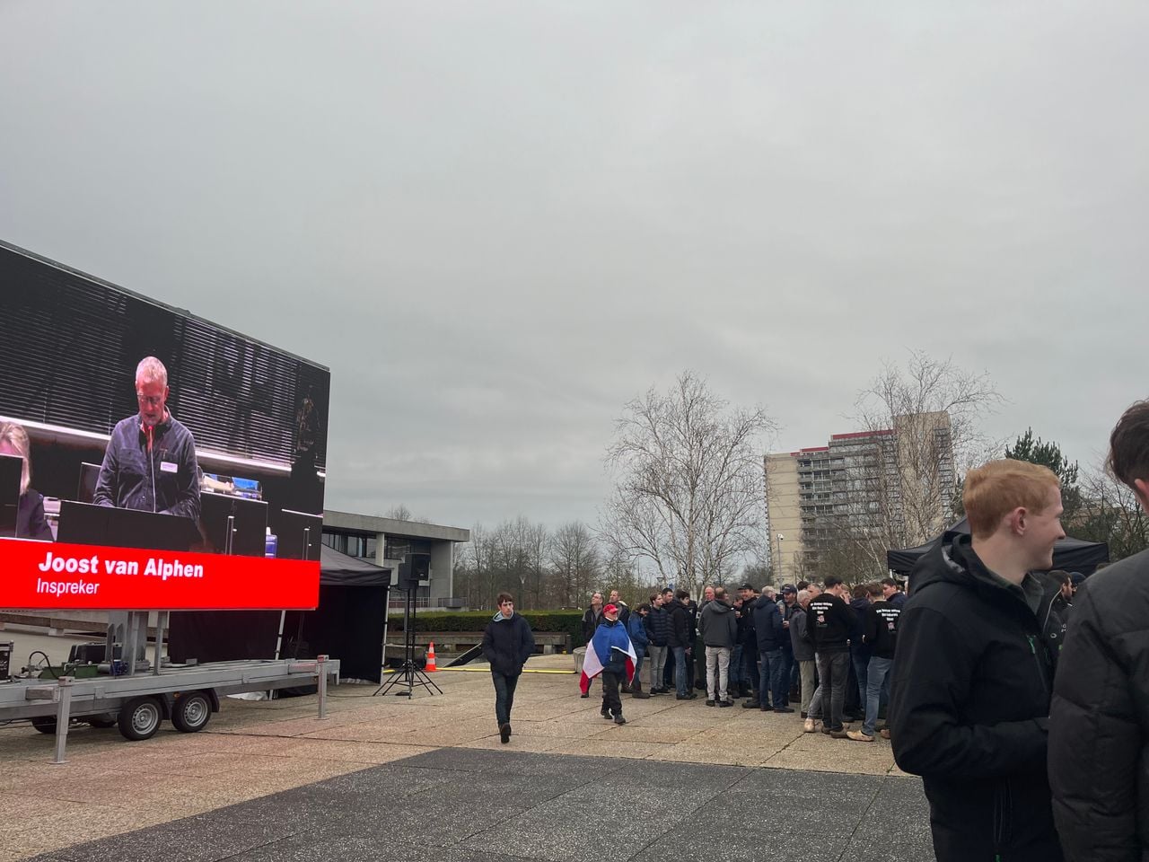 De boeren kunnen op een groot scherm mee kijken en luisteren (foto: Omroep Brabant).