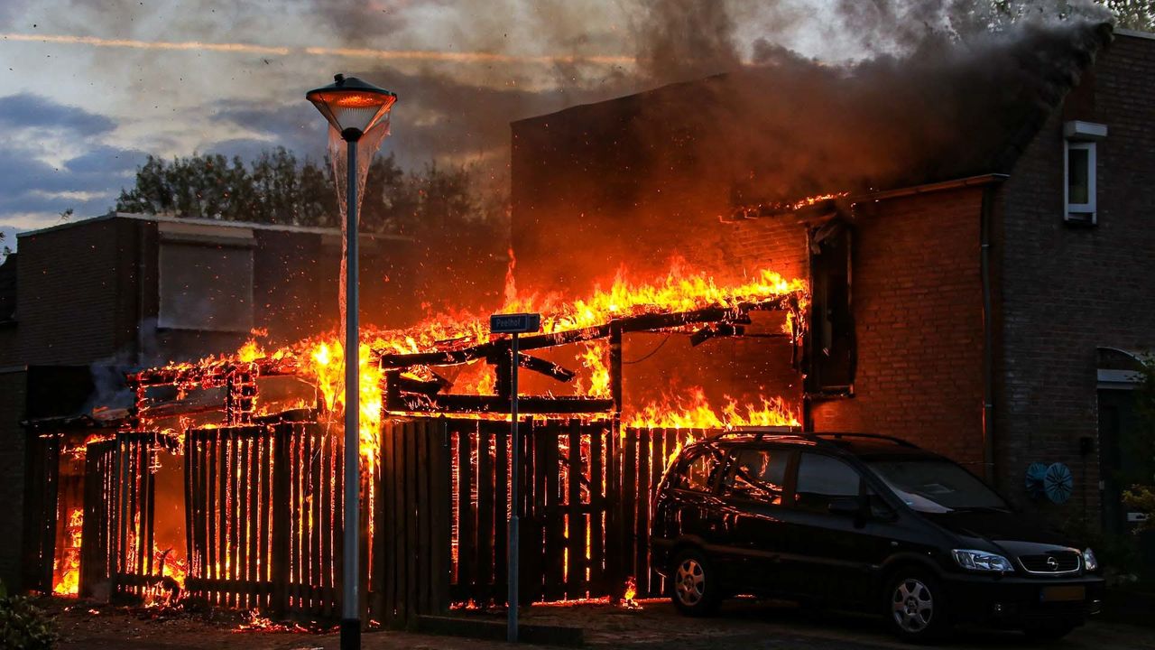 De brand aan het Peelhof in Helmond verwoestte de aanbouw van een huis (foto: Harrie Grijseels/SQ Vision).