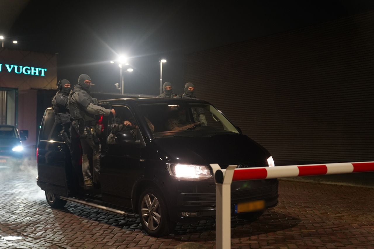 De DSI verlaat de gevangenis in Vught (foto: Persbureau Heitink).