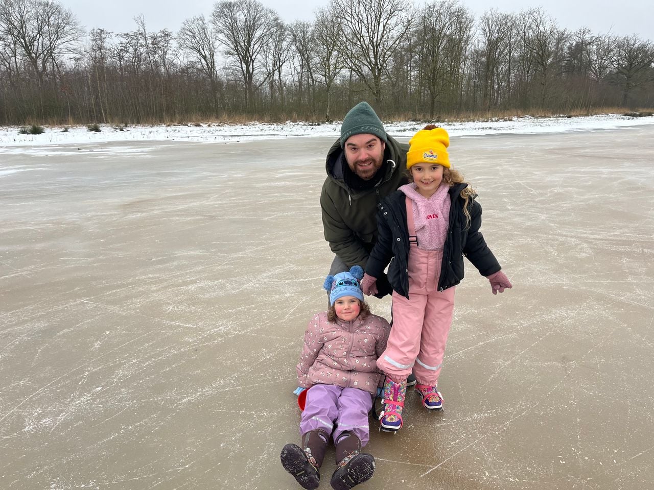 Maarten, Nora en Suze zijn met de hele familie naar het ven gekomen om te sleeën en schaatsen (foto: Omroep Brabant).
