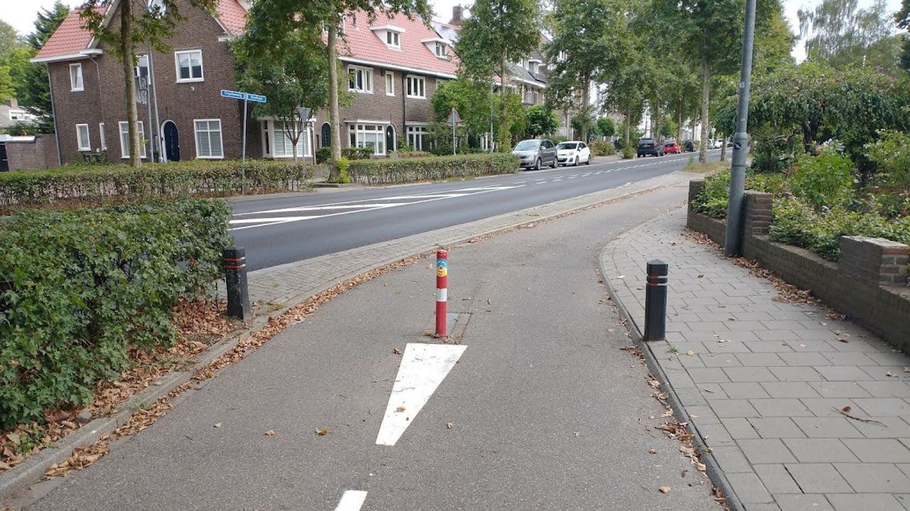 Vaak staan paaltjes midden op het fietspad, waardoor juist gevaarlijke situaties ontstaan (foto: Fietsersbond).