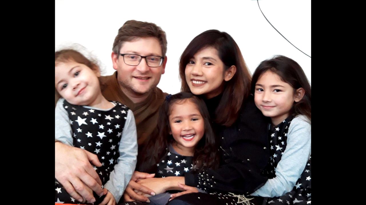 Sam laat een vrouw en drie jonge kinderen achter.