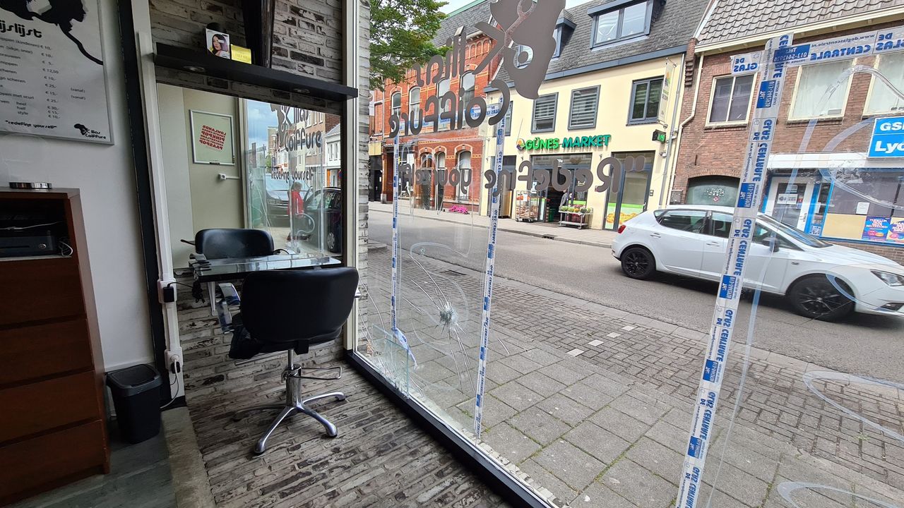 Kapper Amawa durft niet meer bij het raam te knippen. 