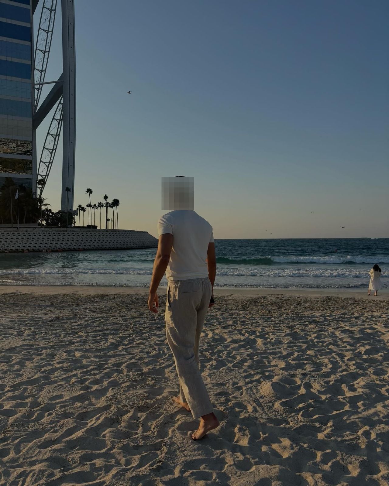 Ilias op het strand in Dubai (bron: Facebook)