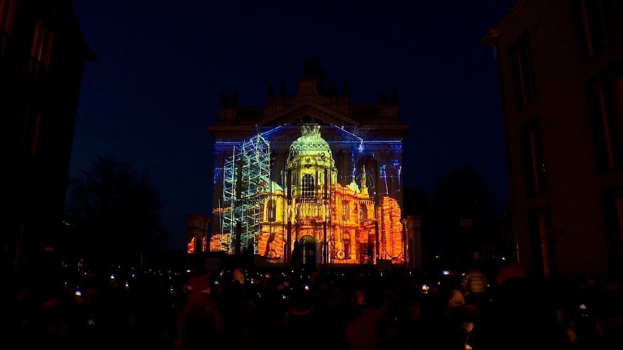 Op de basiliek van Oudenbosch werd een spectaculaire lichtshow getoond (foto: Alain Heeren).