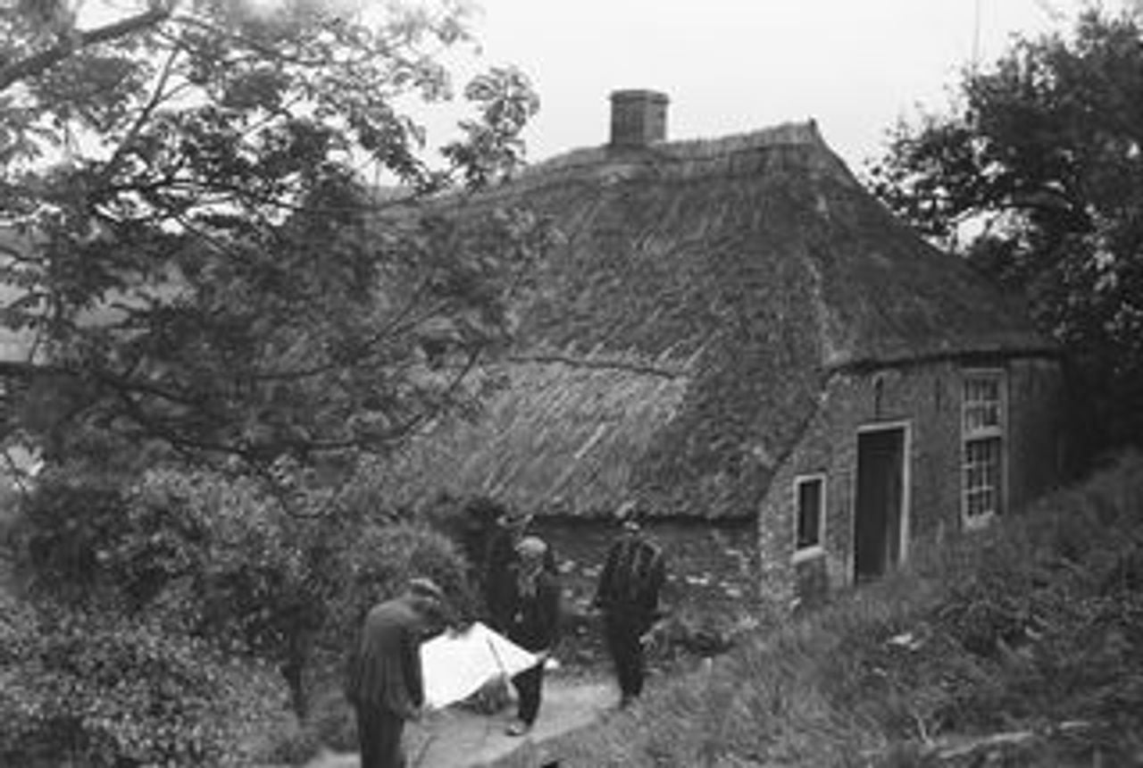 Het levenloze lichaam van Toon wordt weggedragen.