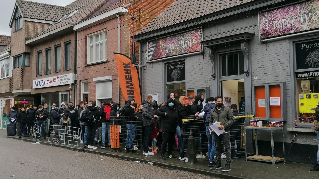 Een lange rij voor een vuurwerkwinkel in Baarle-Hertog.