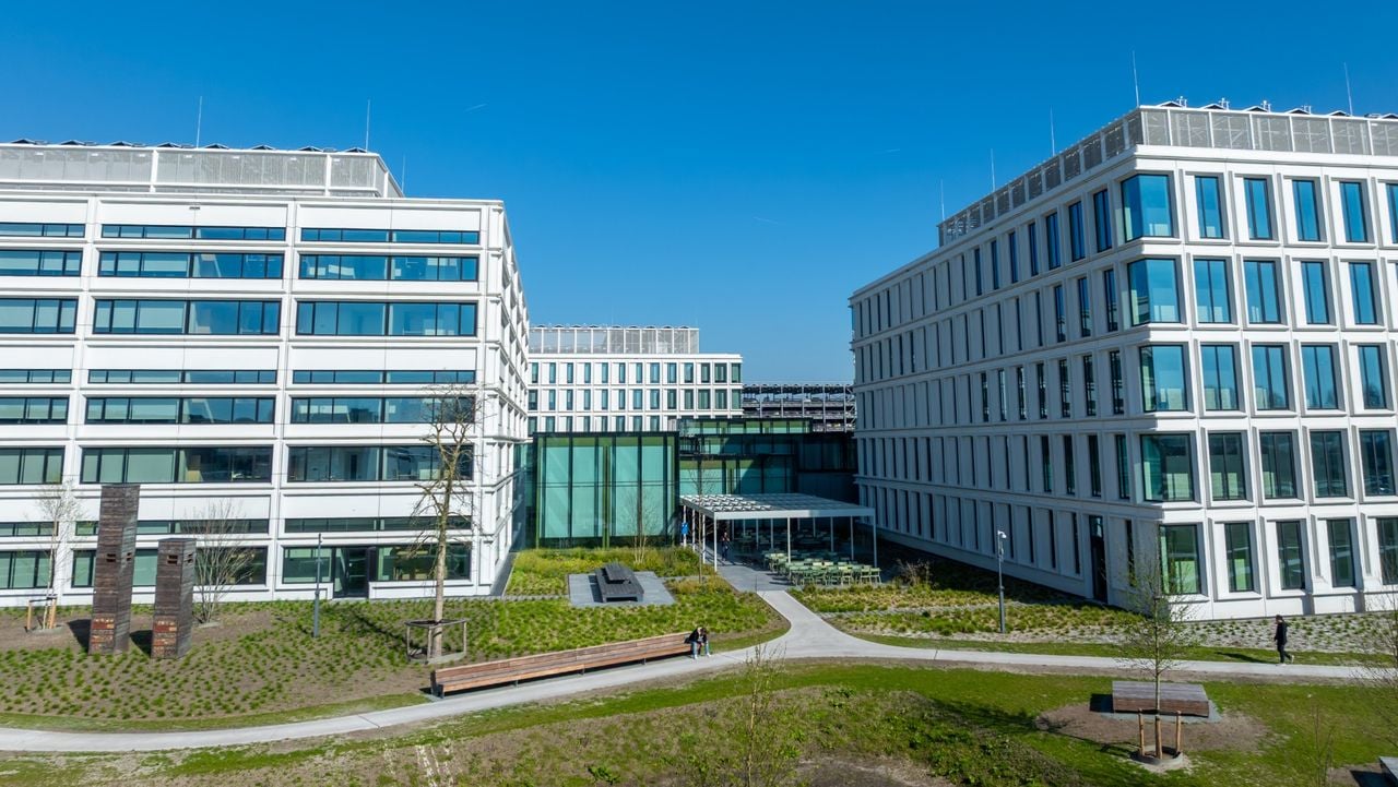 Vier nieuwe gebouwen zijn officieel in gebruik genomen (foto: ASML). 