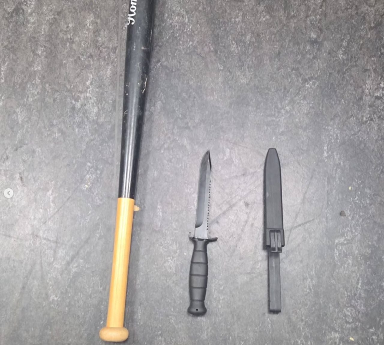 De automobilist had een mes en knuppel op zijn stoel liggen (foto: Politie Roosendaal).