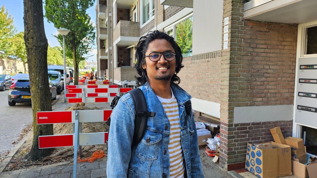 Ramachandran voor zijn gebouw waar alles open ligt (foto: Collin Beijk).