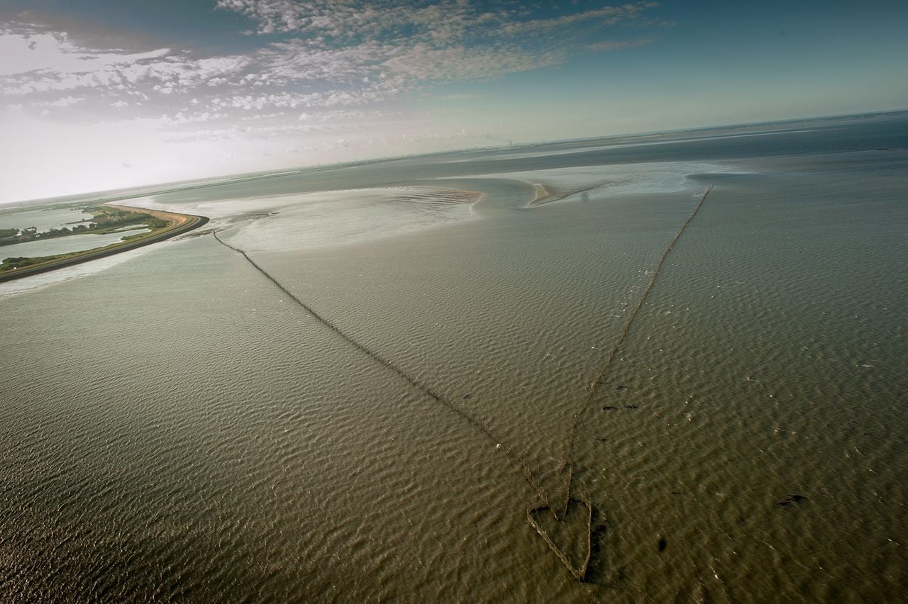 Een bovenaanzicht van een weer van de weervisserij (Archieffoto: Don van Rooy).