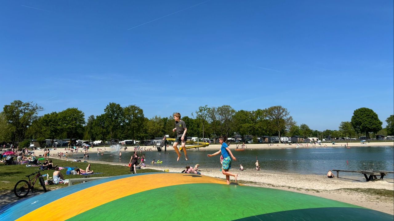 Bij Recreatiepark TerSpegelt genieten vakantiegangers van het weer (foto: Kristel Faes).