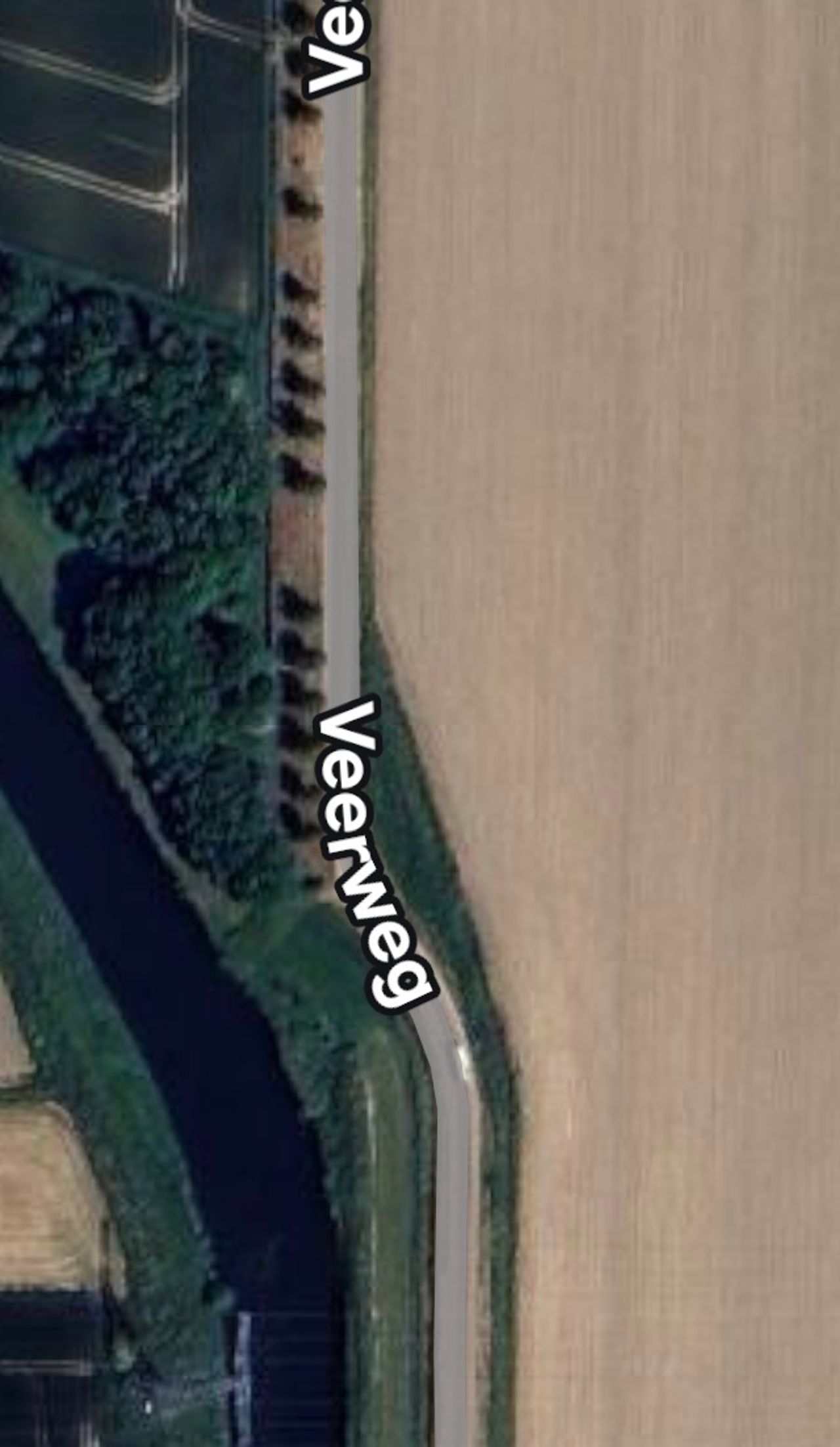 De S-bocht in de Veerweg waar het vaak misgaat (beeld: Google Maps).