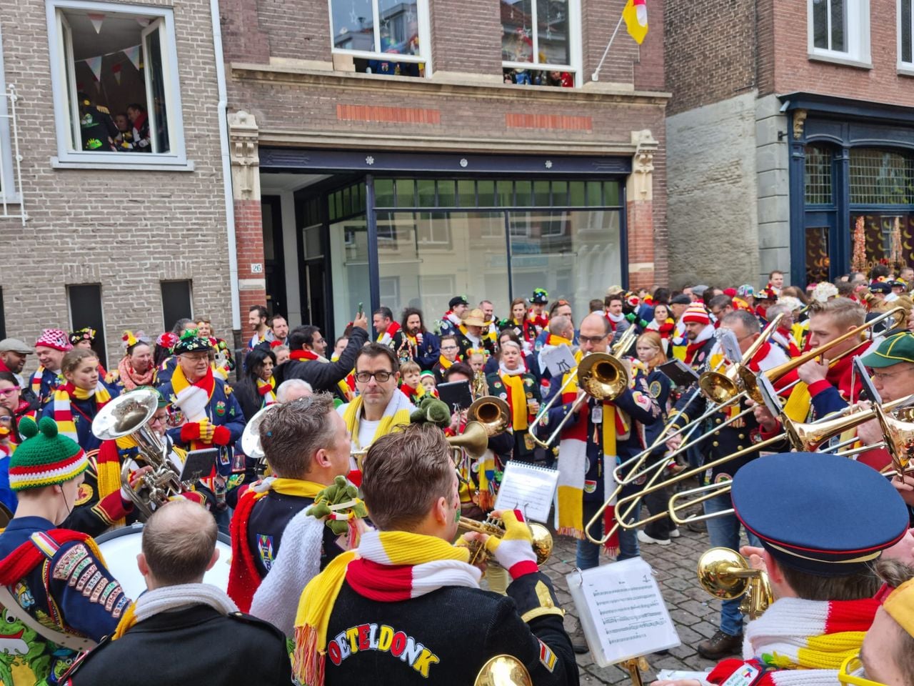 Spelen op straat in Oeteldonk door De Pintvatters van Nathalie (privéfoto).