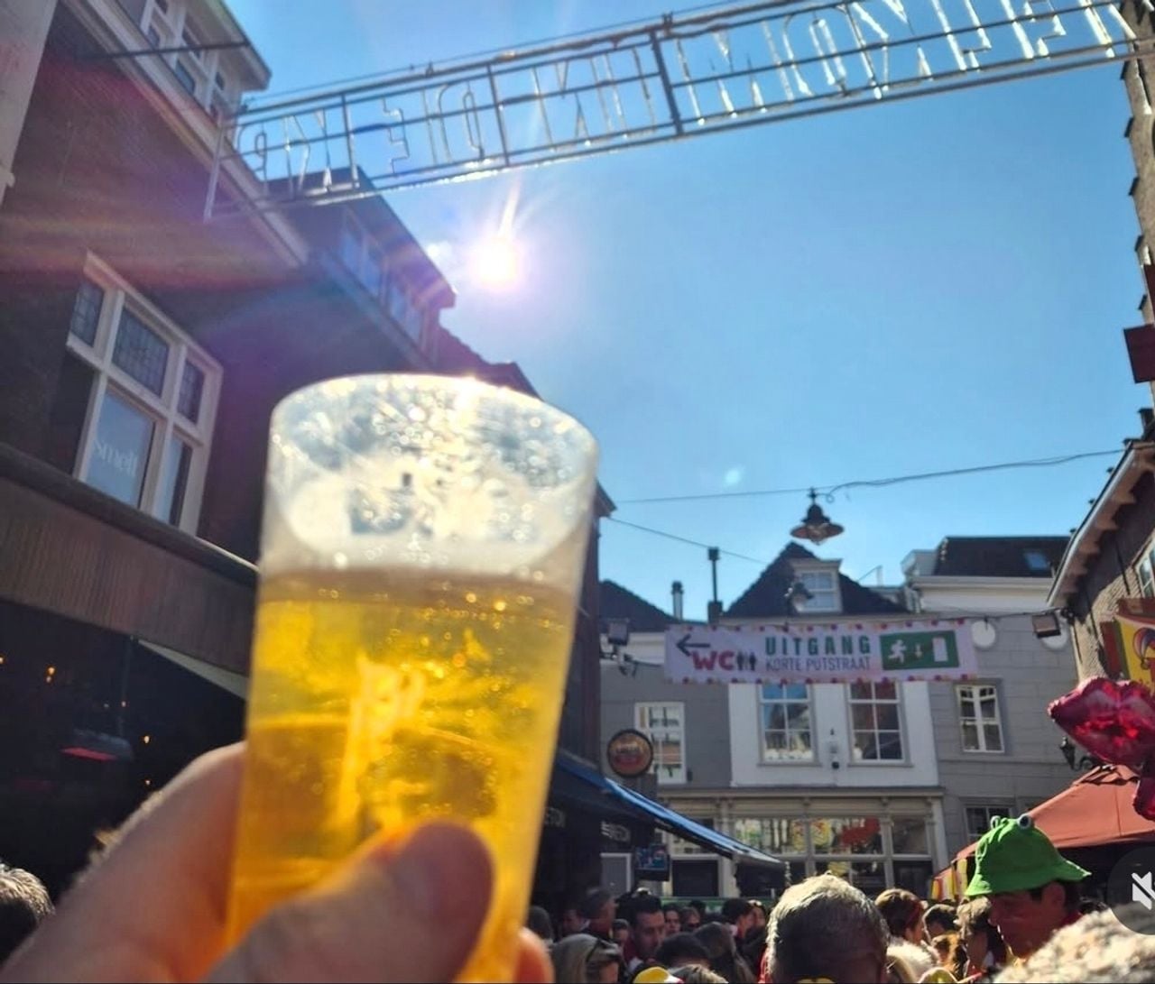Mark proost altijd even op zijn opa als hij in Oeteldonk is (foto: Mark Peters).
