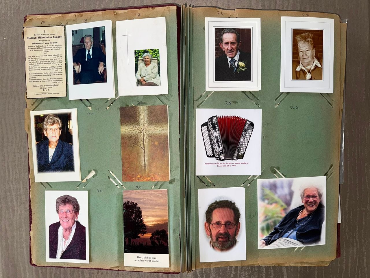 Het boek met de bidprentjes met Wim er zelf ook in (foto: privé).