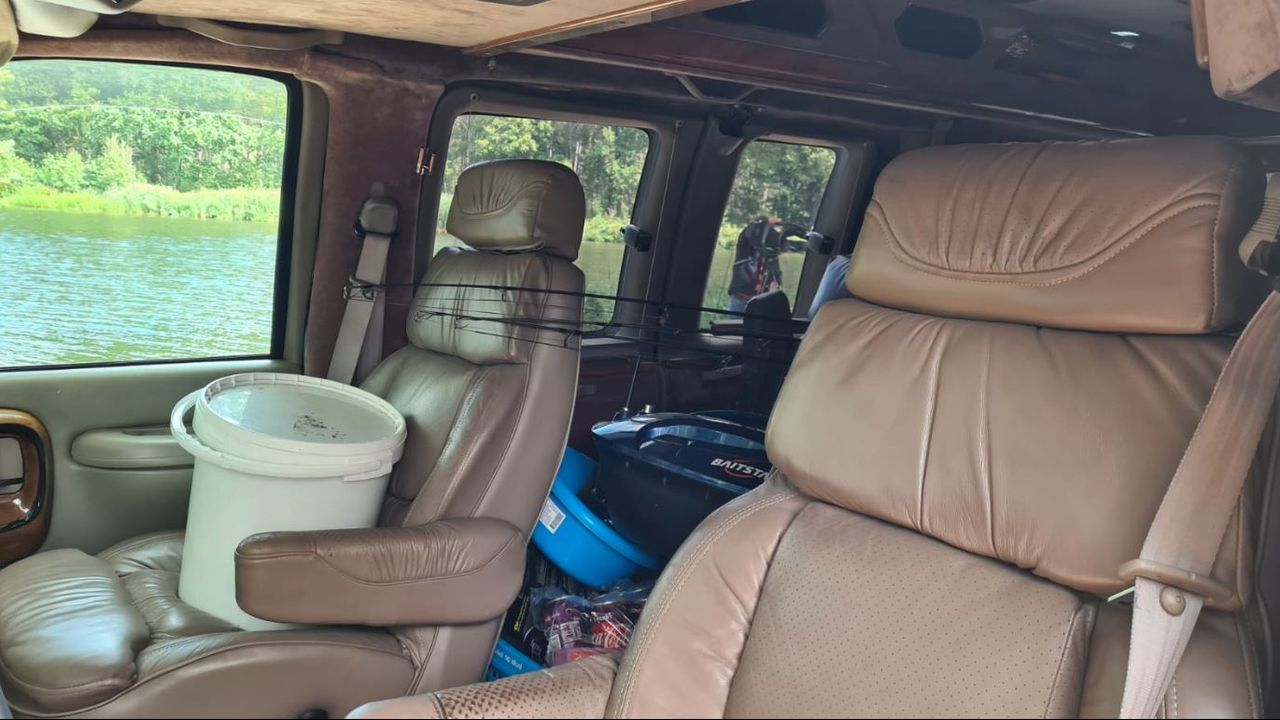 Binnen in het busje. (Foto: Noël van Hooft). 