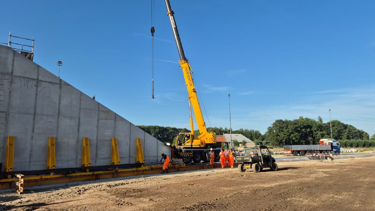 De constructie ligt op een schuifbaan, die de onderdoorgang 112,5 meter verplaatst (foto: Niek de Bruijn)
