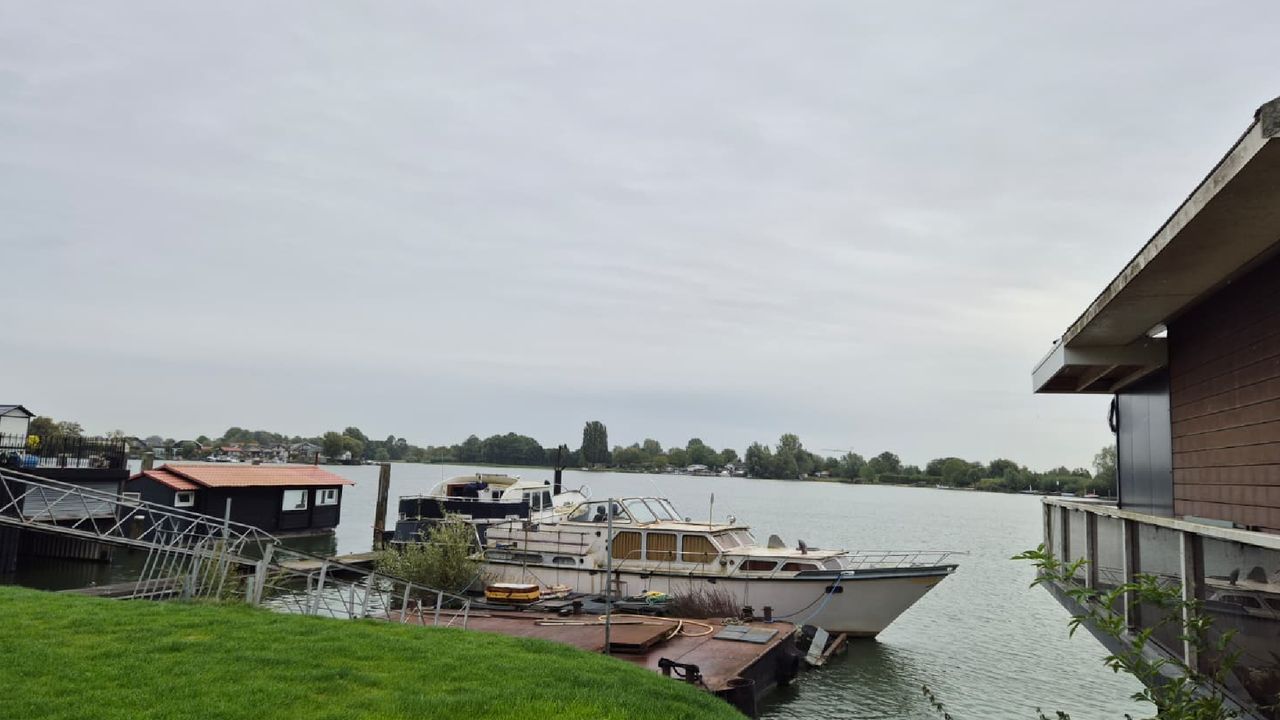Een luxe jacht bij een bungalow op vakantiepark De Veense Put (foto: Niek de Bruijn).