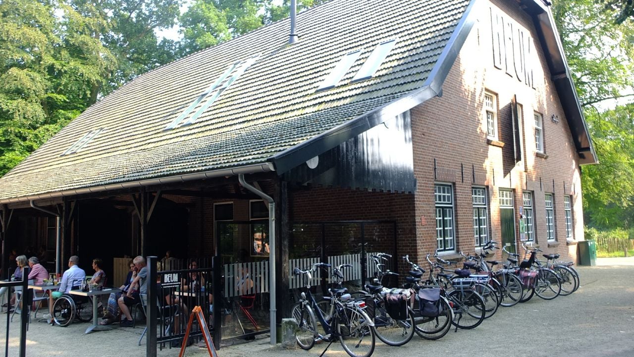 Veel mensen fietsen langs het spoor en door boswachterij Dorst, via restaurant Beum en de leemputten bij Surae (foto: G. Lanting - WikiMedia Commons)