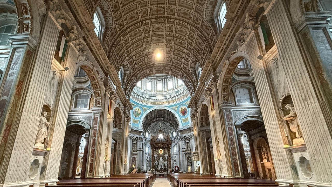 Gevreesd wordt dat lekkages het interieur en de schilderingen in de kerk aantasten (foto: Robert te Veele).