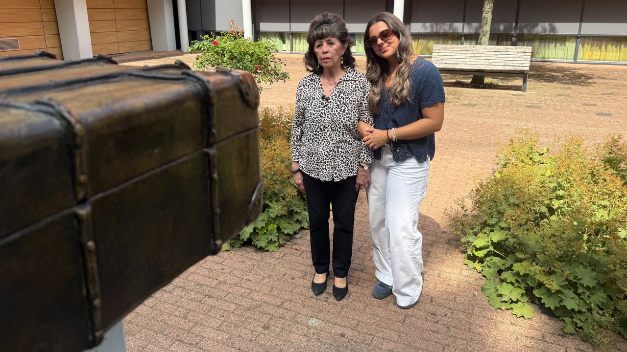 Joyce en Giulia bij het Indië-monument in Eindhoven (foto: Jos Verkuijlen).