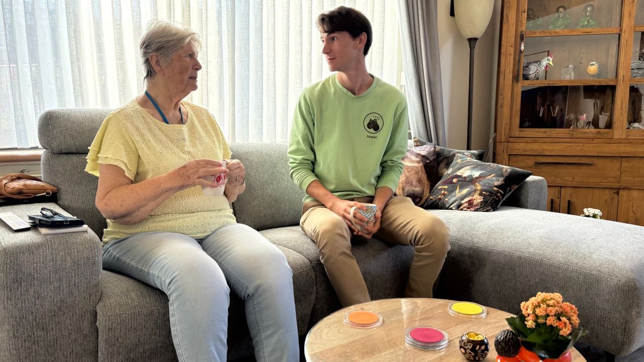 Tussen de klussen door kletsen Jasper en mevrouw Van Woerden even bij.