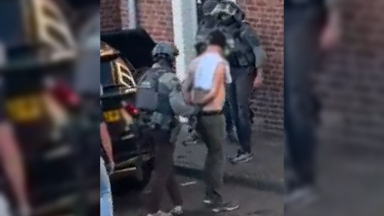 De man wordt door het arrestatieteam uit het huis gehaald.